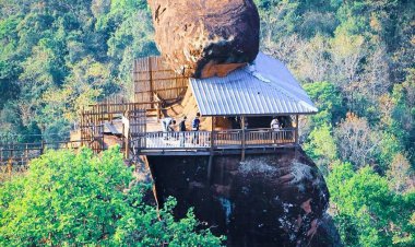 เดินริมหน้าผาสู่ยอดเขาสูง วัดเจติยาศรีวิหาร (วัดภูทอก)