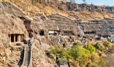 สัมผัสความมหัศจรรย์ประติมากรรมจากภูผาหิน ถ้ำอชันต้า