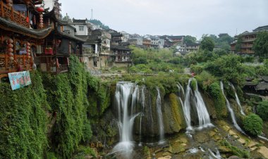 หมู่บ้านโบราณฟู๋หรงเจิ้น หมู่บ้านโบราณริมน้ำตก