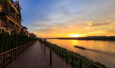 ตลาดนัดกลางคืนริมน้ำโขง ถนนคนเดินเชียงคาน จ.เลย