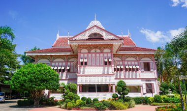 คุ้มวงศ์บุรี หรือ บ้านวงศ์บุรี อาคารสีชมพูเก่าแก่กว่า 100 ปี