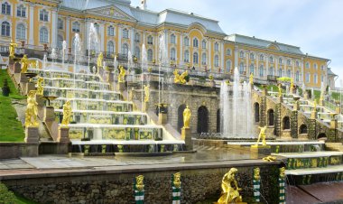 สุดตระการตาความหรูหรา ที่พระราชวังฤดูร้อนปีเตอร์ฮอฟ