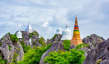 ชมความงดงามเจดีย์ขาวบนยอดเขา ณ วัดเฉลิมพระเกียรติพระจอมเกล้าราชานุสรณ์