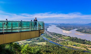 ชมวิวทิวทัศน์ของแม่น้ำโขงบนพื้นกระจกใส ณ วัดตากผีเสื้อ