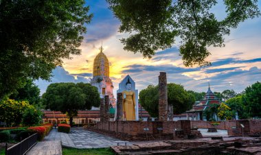 กราบสักการะพระพุทธชินราช ณ วัดพระศรีรัตนมหาธาตุวรมหาวิหาร จังหวัดพิษณุโลก