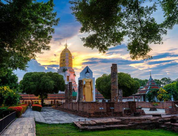 กราบสักการะพระพุทธชินราช ณ วัดพระศรีรัตนมหาธาตุวรมหาวิหาร จังหวัดพิษณุโลก