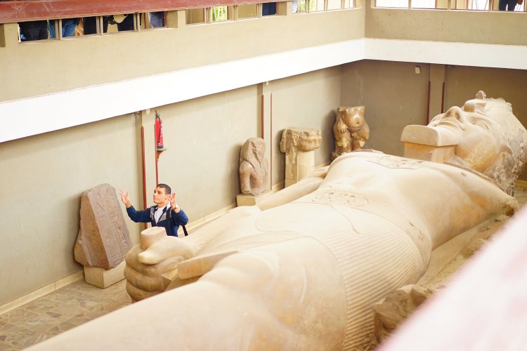 รูปแกะสลักขนาดมหึมาของฟาโรห์รามเซสที่ 2 ณ พิพิธภัณฑ์รามเซสที่สองแห่งเมืองเมมฟิส อียิปต์