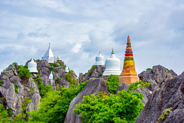 ชมความงดงามเจดีย์ขาวบนยอดเขา ณ วัดเฉลิมพระเกียรติพระจอมเกล้าราชานุสรณ์